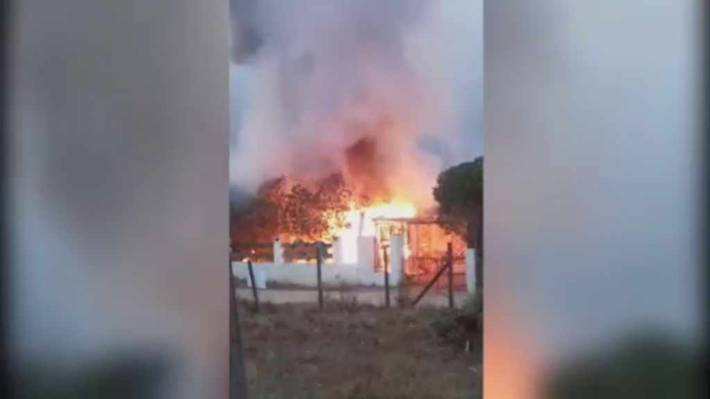 Arde uno de los chiringuitos más famosos de la playa gaditana de El Palmar