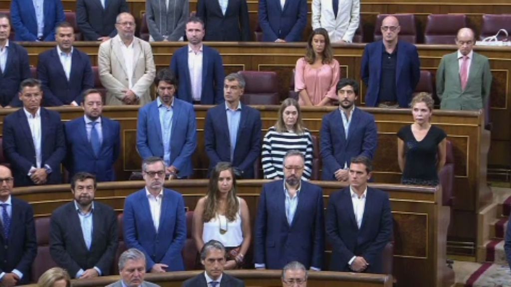 El Congreso rinde un minuto de silencio por las víctimas de los atentados terroristas en Cataluña