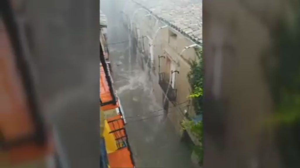 Balcones convertidos en cascadas por una fuerte tormenta en Aragón