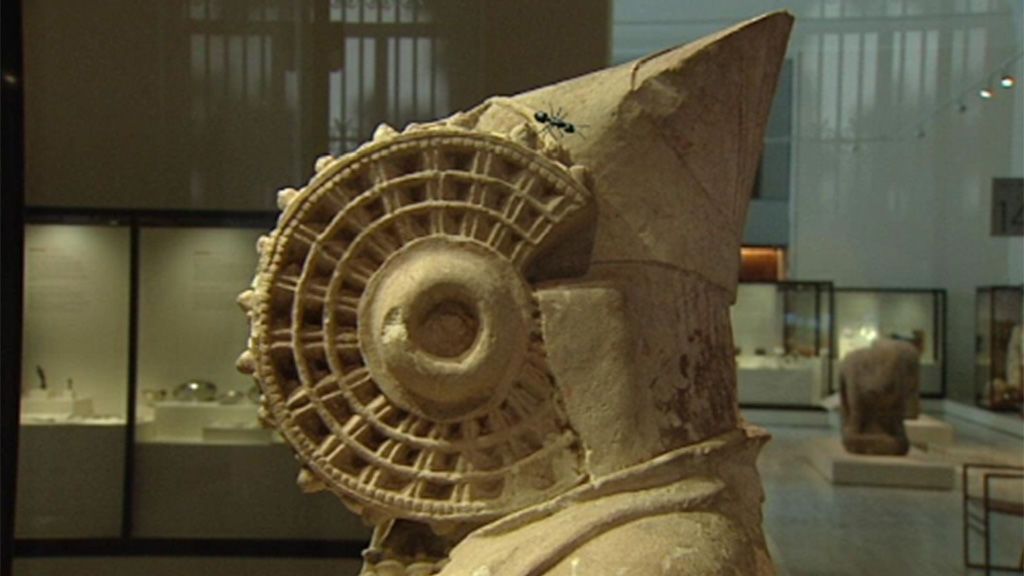 Una hormiga se cuela en la vitrina hermética que protege a la Dama de Elche