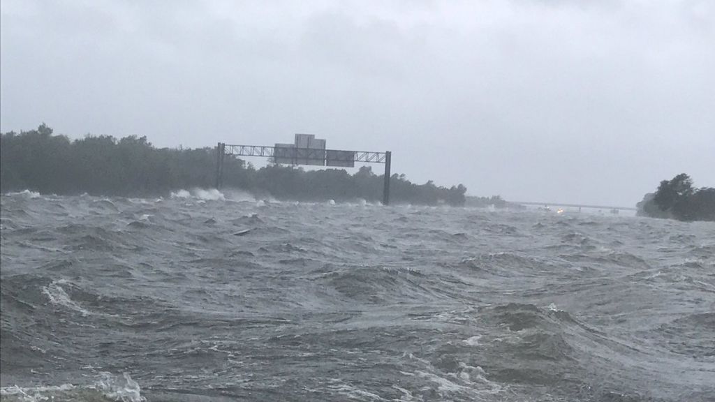 Houston tiene un nuevo 'mar' tras el paso del huracán Harvey... donde estaba su principal autovía