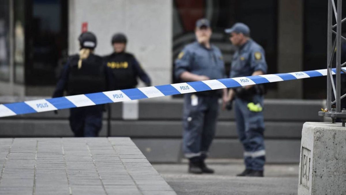 Un hombre armado con un cuchillo ataca a la Policía en una plaza de Estocolmo