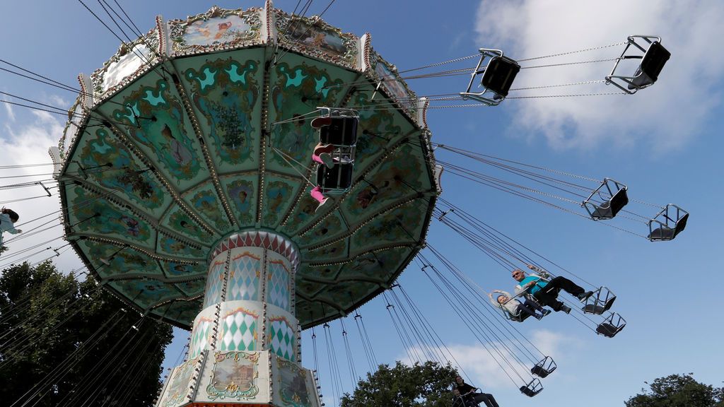 Atracción de las 'sillas voladoras' en el Jardín de Aclimatación de París