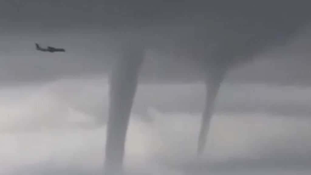 El increíble aterrizaje de un avión sorteando hasta tres tornados en Rusia