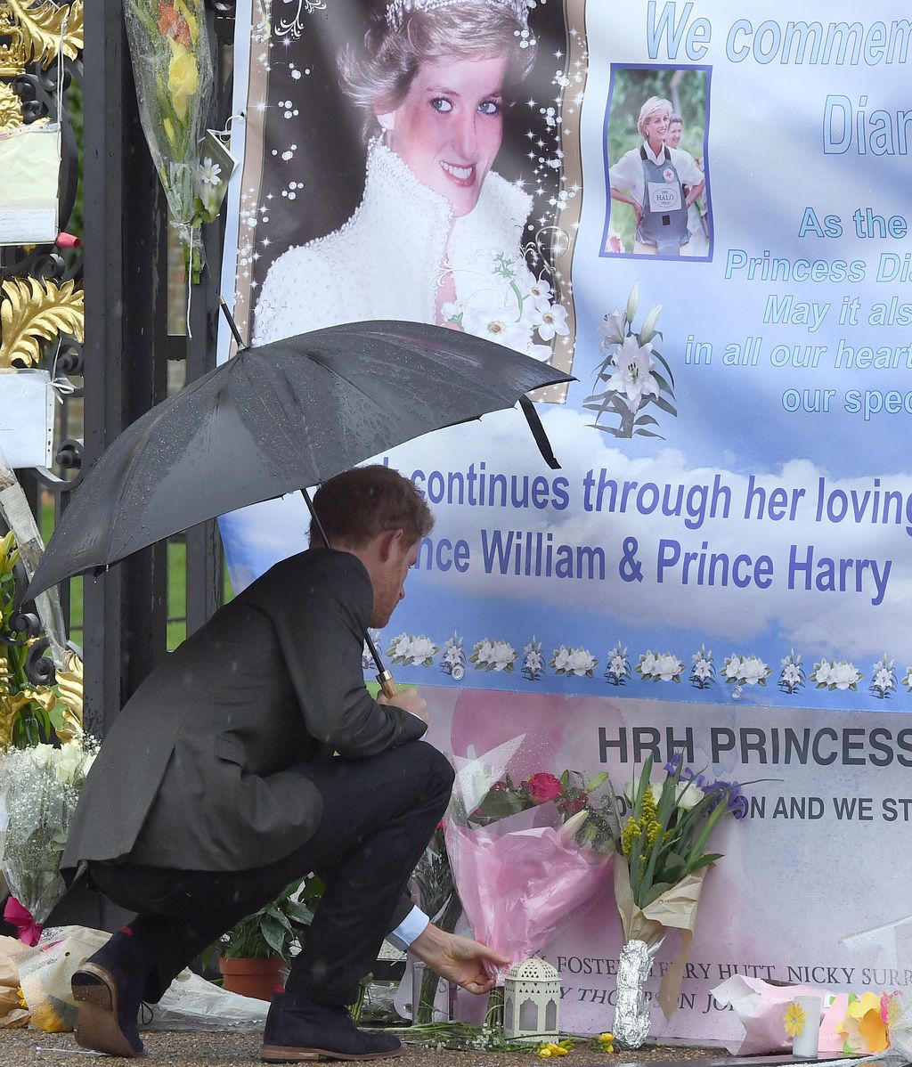 Los príncipes Guillermo y Harry dejan flores en el altar homenaje a su madre Diana