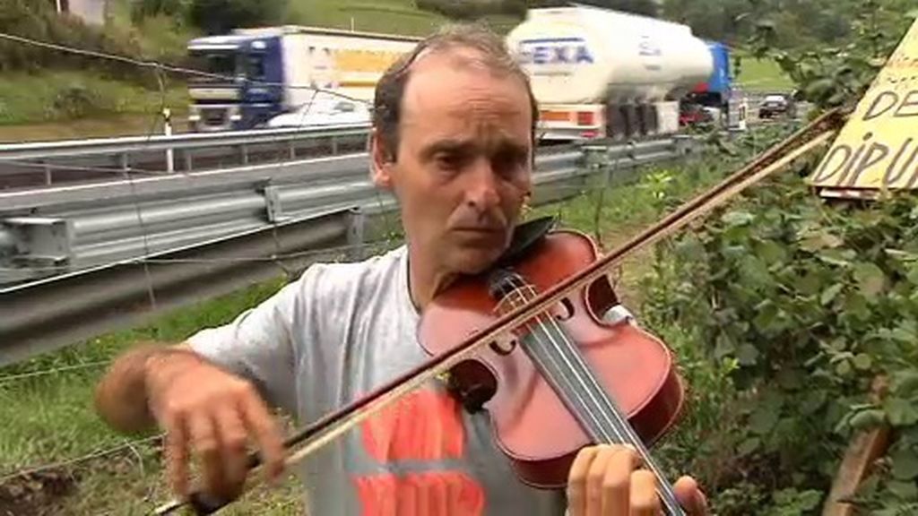 Lucha contra el ruido de una autopista junto a su casa... ¡armado con su violín!