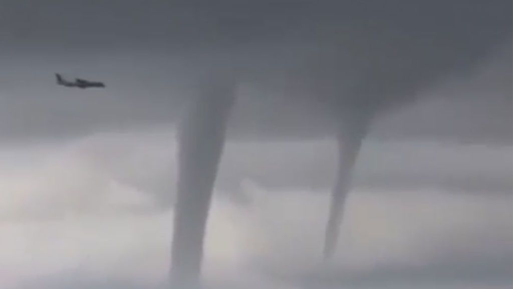 El increíble aterrizaje de un avión sorteando hasta tres tornados en Rusia