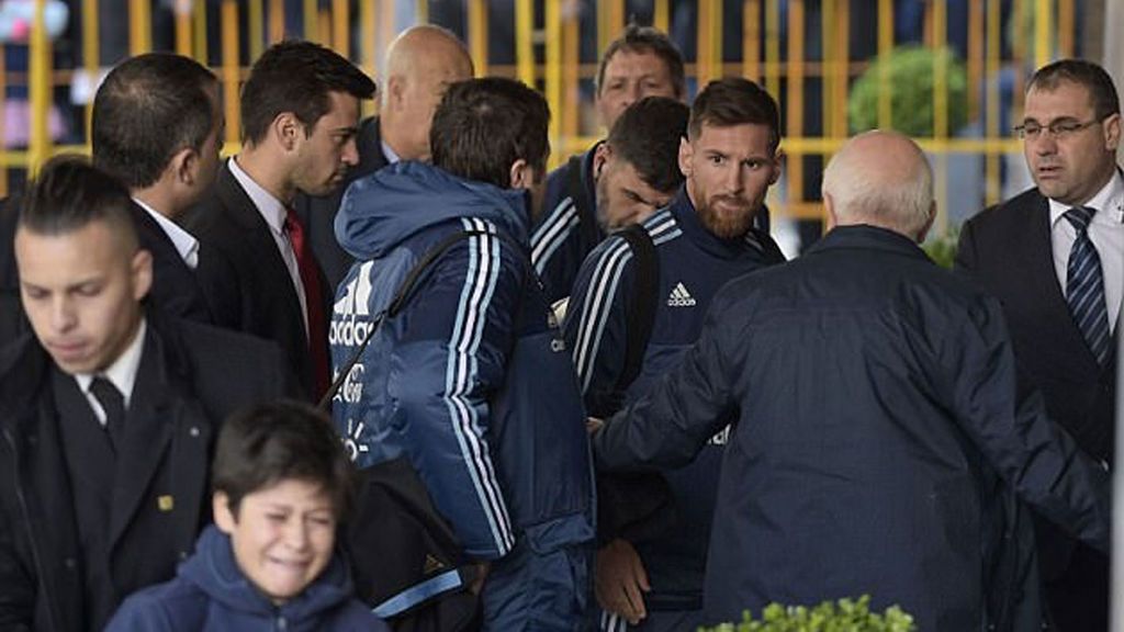 ¡Grande! La seguridad de Messi frena a un niño y él pide que lo traigan de vuelta para hacerse una foto ¡Grande! La seguridad de Messi frena a un niño y él pide que lo traigan de vuelta para hacerse una foto