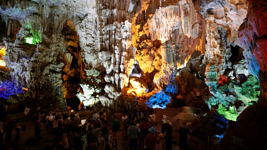 Turistas chinos en una cueva de la Bahía de Ha Long