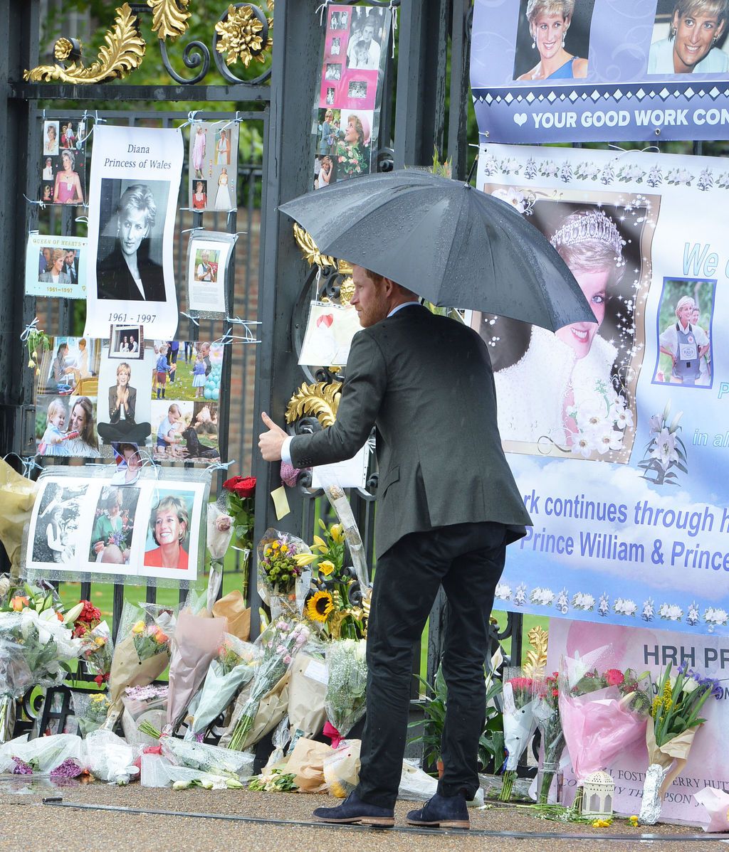 Los príncipes Guillermo y Harry dejan flores en el altar homenaje a su madre Diana