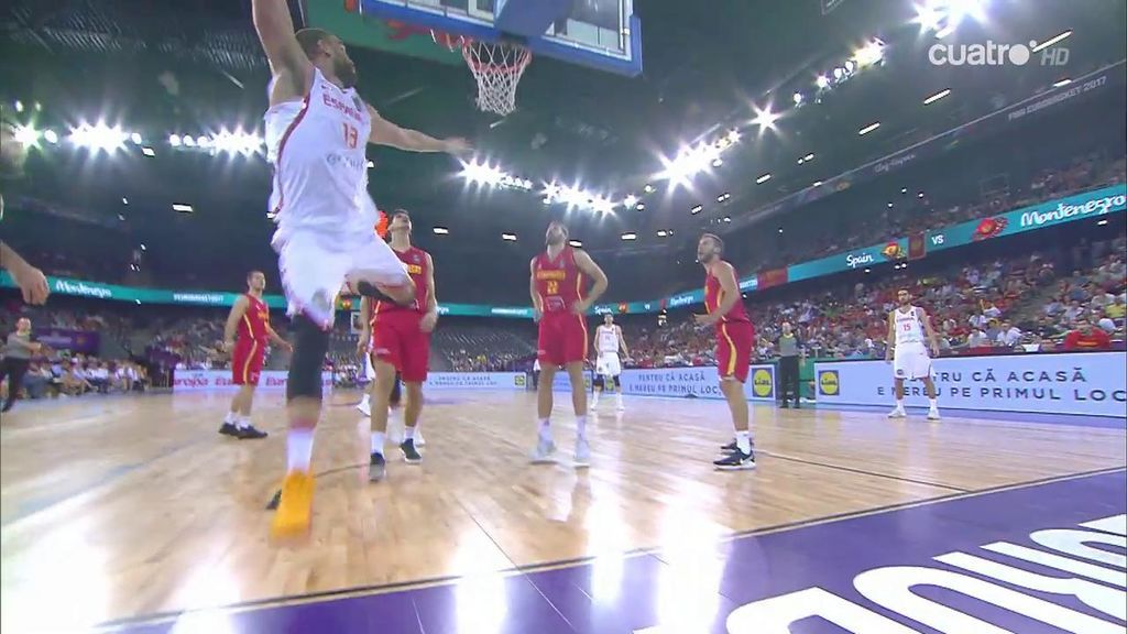 ¡Marc Gasol se estampa contra los fotógrafos a pie de pista por un empujón de Todorovic!