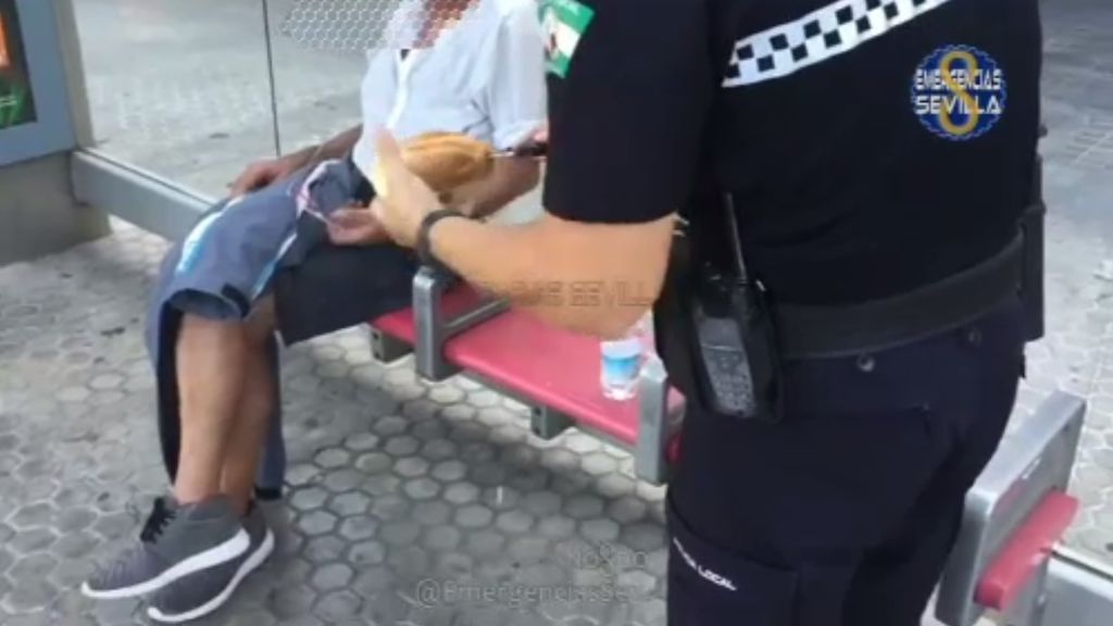 El bonito gesto de un policía de Sevilla con un hombre hambriento