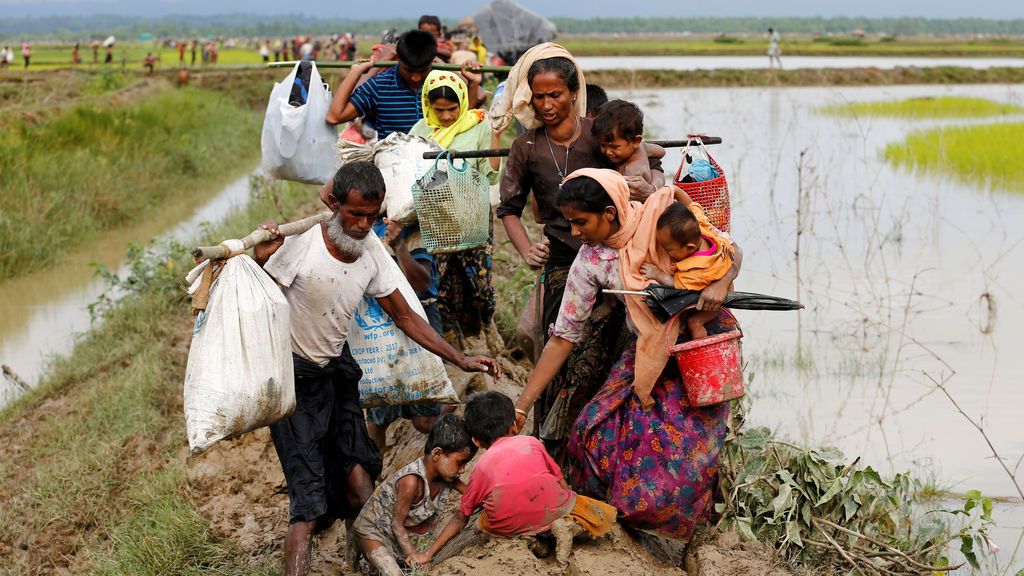 Refugiados Rohingya caen al suelo después de cruzar la frontera Bangladesh-Myanmar en Teknaf