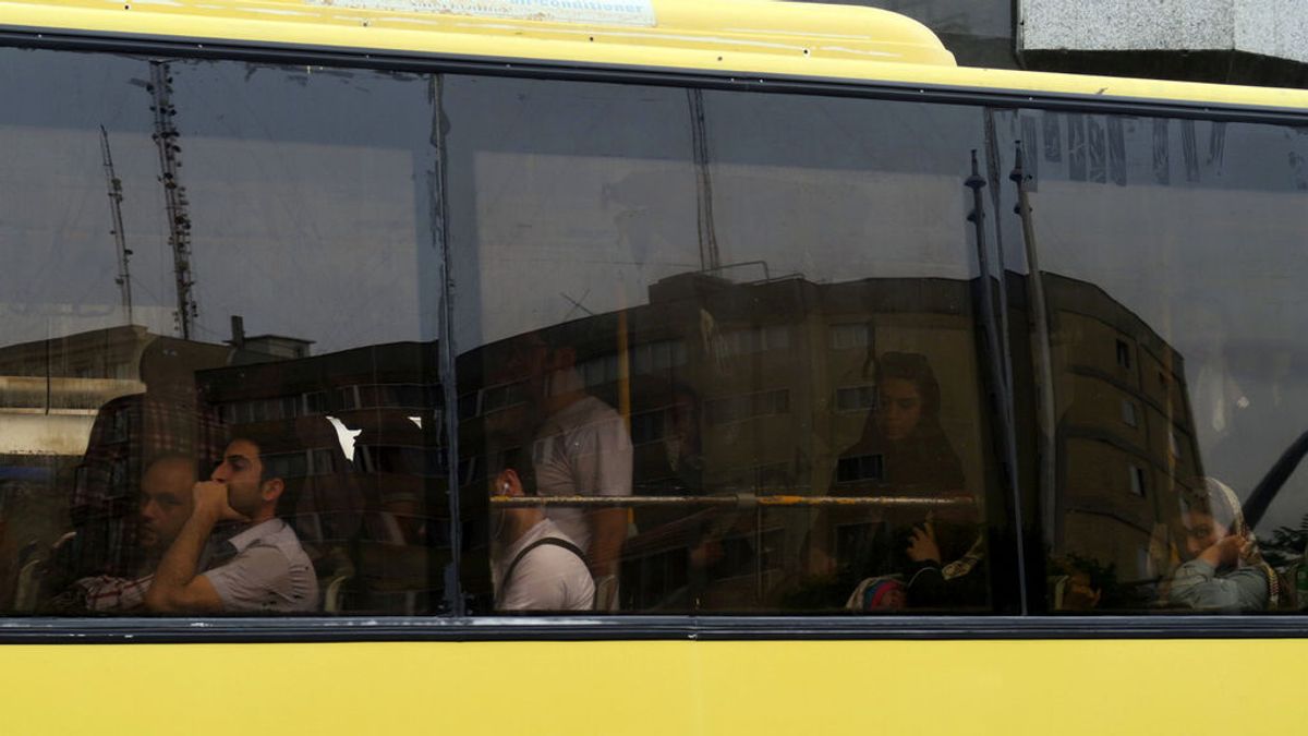 Mueren doce niñas y 33 resultan heridas tras volcar un autobús escolar en el sur de Irán