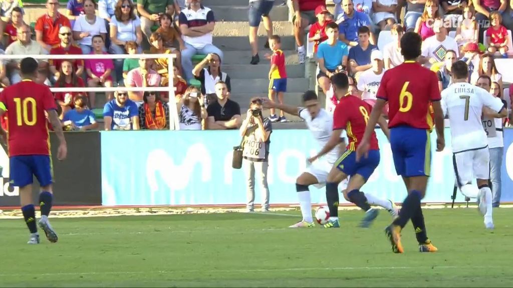 ¡Mikel Merino se hace un autopase con un caño en la frontal y marca un golazo a Italia!