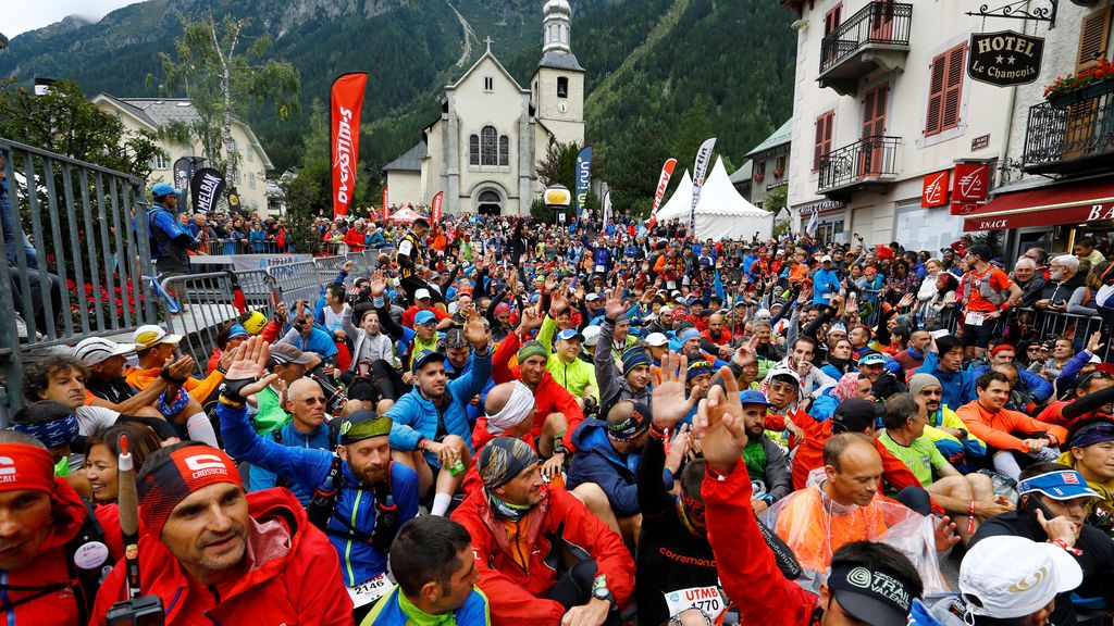 Participantes esperan el comienzo de la 15ª edición de la Ultra-Trail de Mont-Blanc