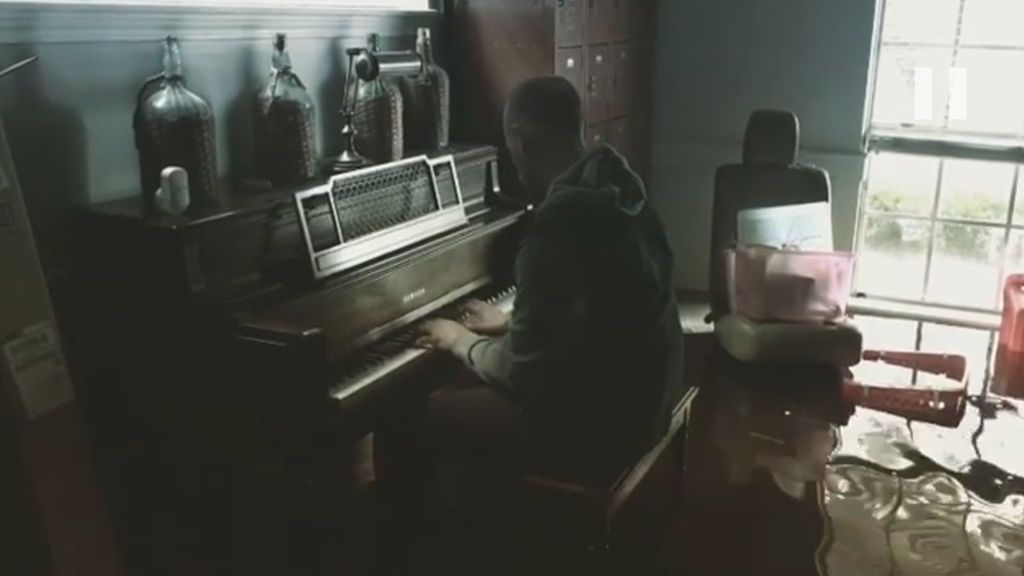 En su casa inundada este afectado por Harvey toca una emotiva canción al piano