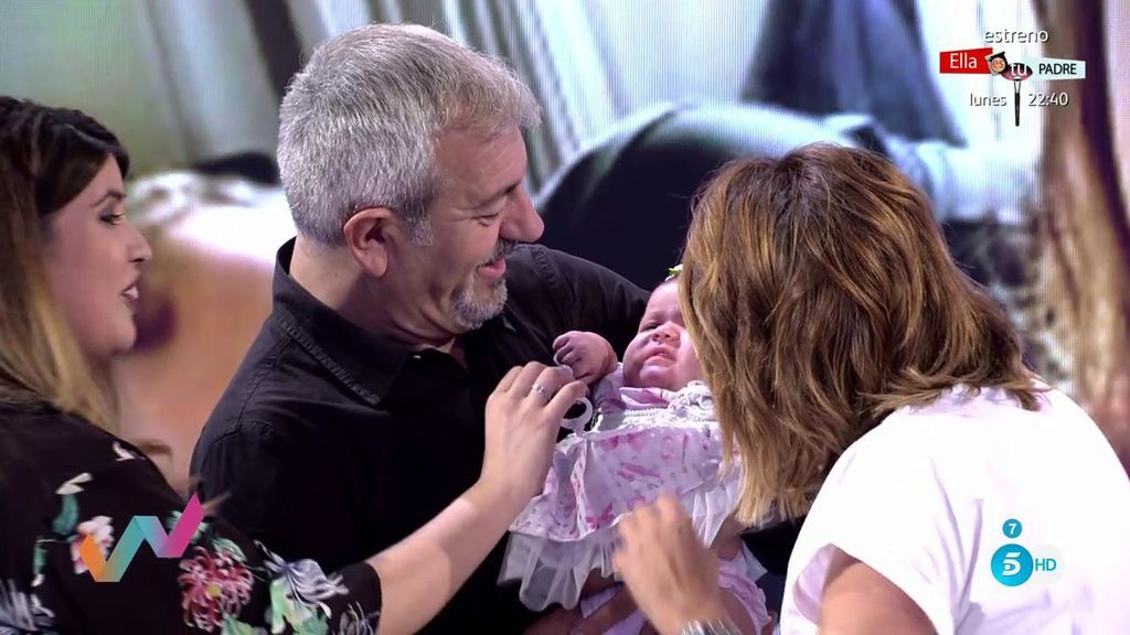 El primer bebé de 'First Dates' sorprende y emociona a Carlos Sobera