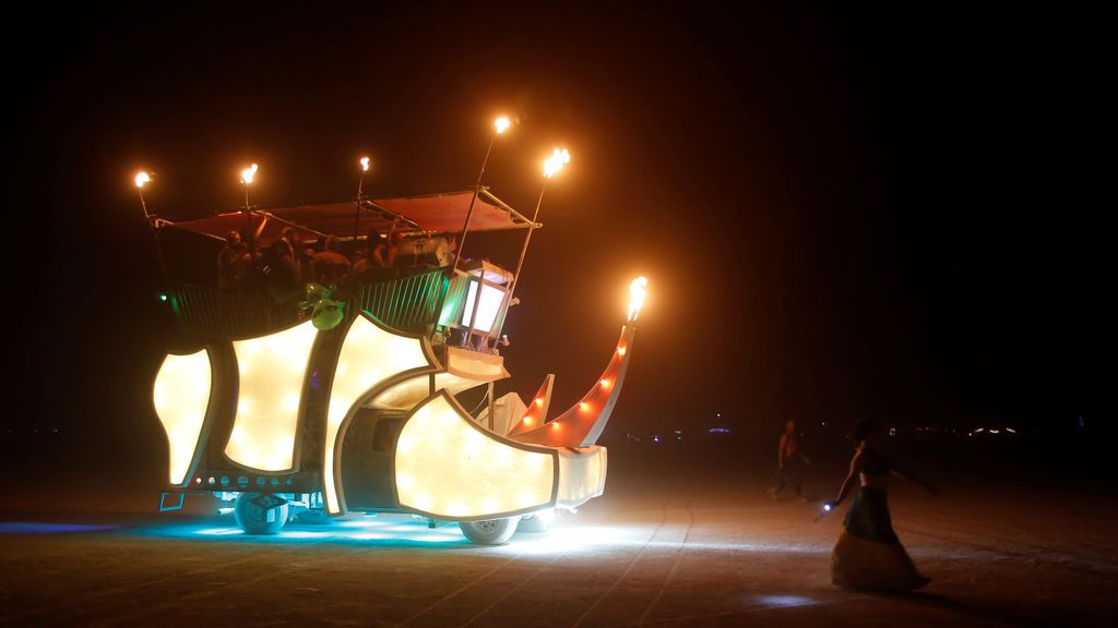 Un vehículo mutante viaja a través de la playa en el festival anual de música y arte 'Burning Man'