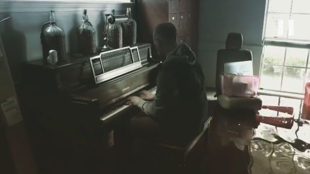 En su casa inundada este afectado por Harvey toca una emotiva canción al piano