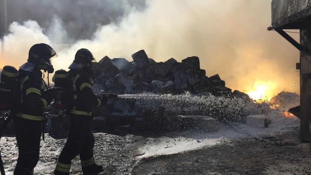 El incendio de una nave industrial en Fuenlabrada genera una nube tóxica de magnesio y aluminio