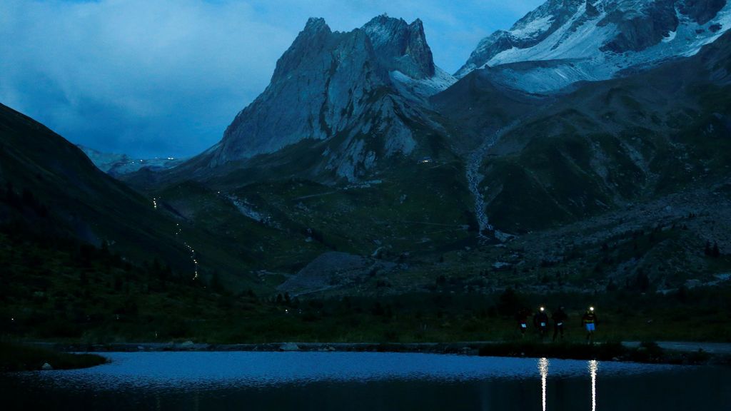 Atletas compiten durante la 15ª edición de la ultramaratón de montaña cerca del río Combal en Italia