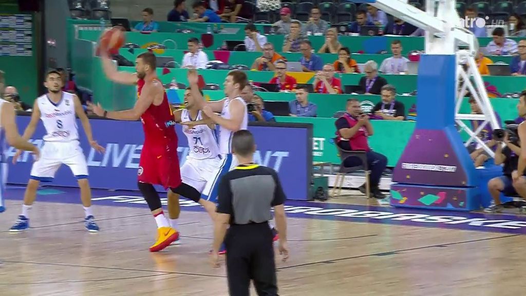 ¡Genio! Marc Gasol da la asistencia del Eurobasket: a una mano y de espaldas 😎