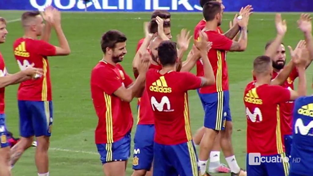 Los aplausos del Bernabéu a Piqué y la feliz respuesta del defensa a los aficionados