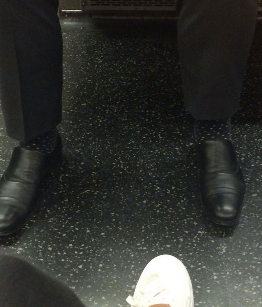 ¿Tiene esta mujer enfrente al hombre invisible? ¿Tiene esta mujer enfrente al hombre invisible?