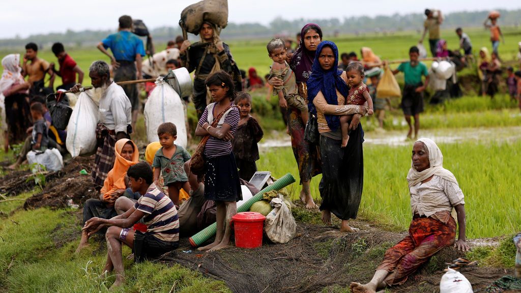 Refugiados de Rohingya descansan después de viajar sobre la frontera de Bangladesh – Myanmar Refugiados de Rohingya descansan después de viajar sobre la frontera de Bangladesh – Myanmar