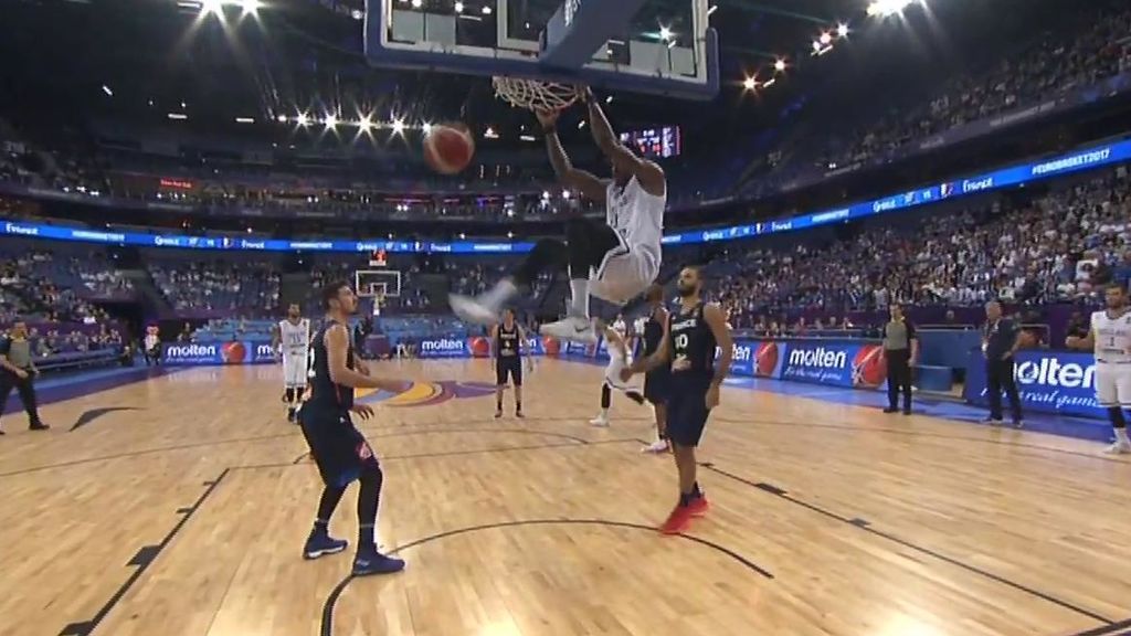 ¡Puro músculo! Antetokounmpo machaca y se queda colgado del aro