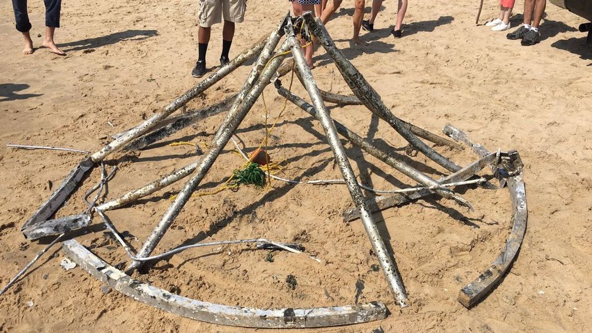 Desentierran un objeto misterioso en la playa de Rhode Island