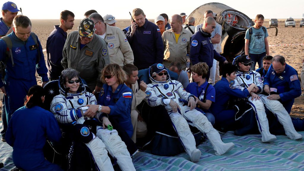 La tripulación de la Estación Espacial Internacional descansa tras aterrizar en la tierra