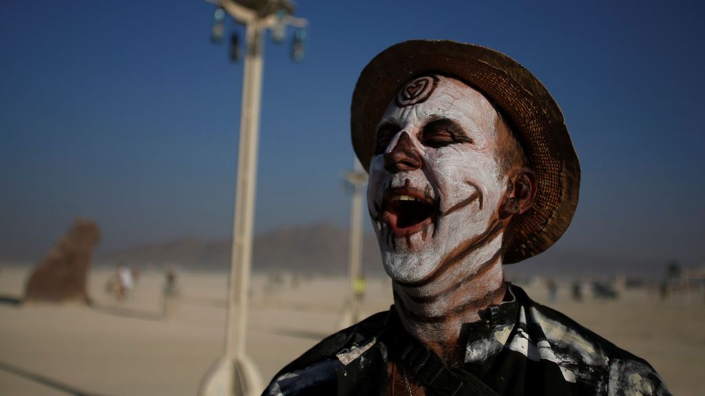 Un participante ríe durante el festival anual de música y arte ‘Burning Man’