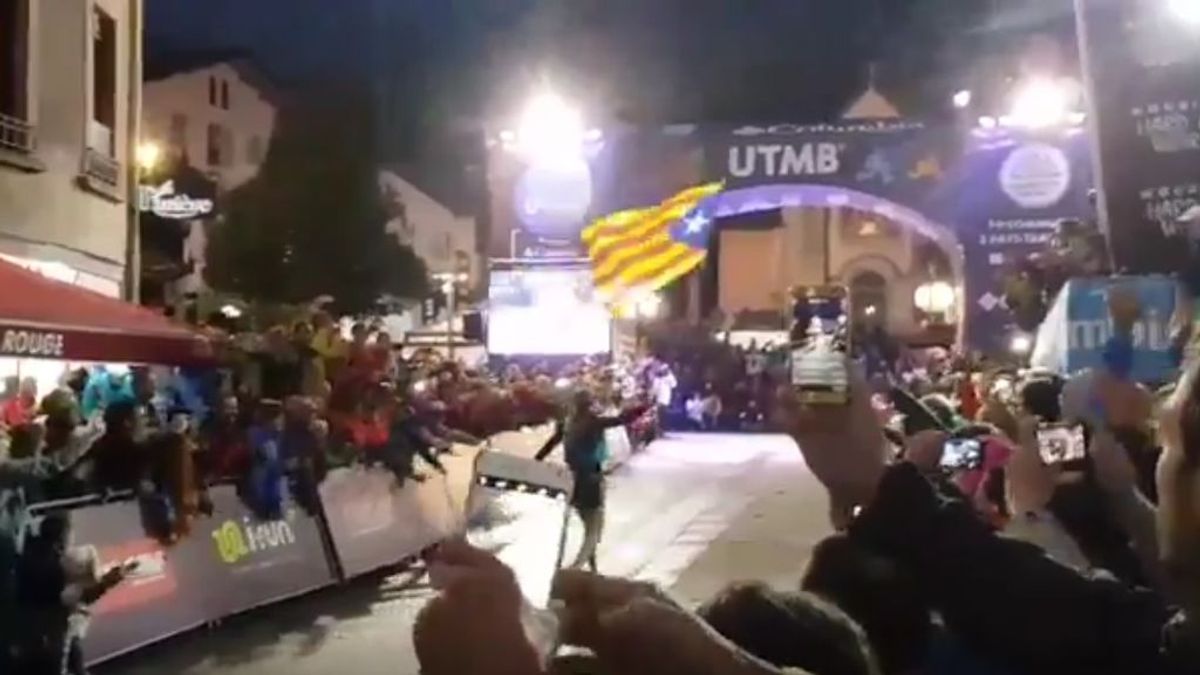 Nuria Picas gana el Ultra Trail del Mont Blanc y clava una estelada al llegar a la meta Nuria Picas gana el Ultra Trail del Mont Blanc y clava una estelada al llegar a la meta