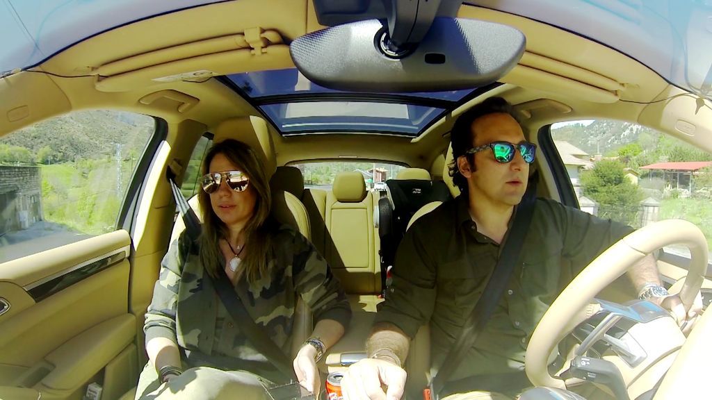 'Dos en la carretera': Nos vamos con Iker y Carmen en su coche, en busca del misterio