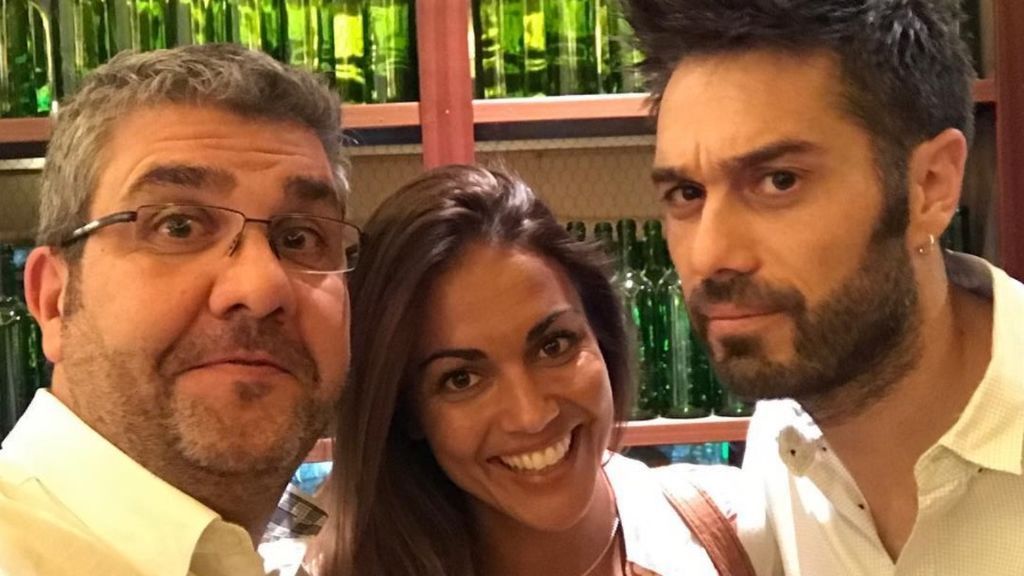 Dani y Flo reciben a Lara Álvarez entre caricaturas y 'peloteo' ¡lejos de los bikinis!