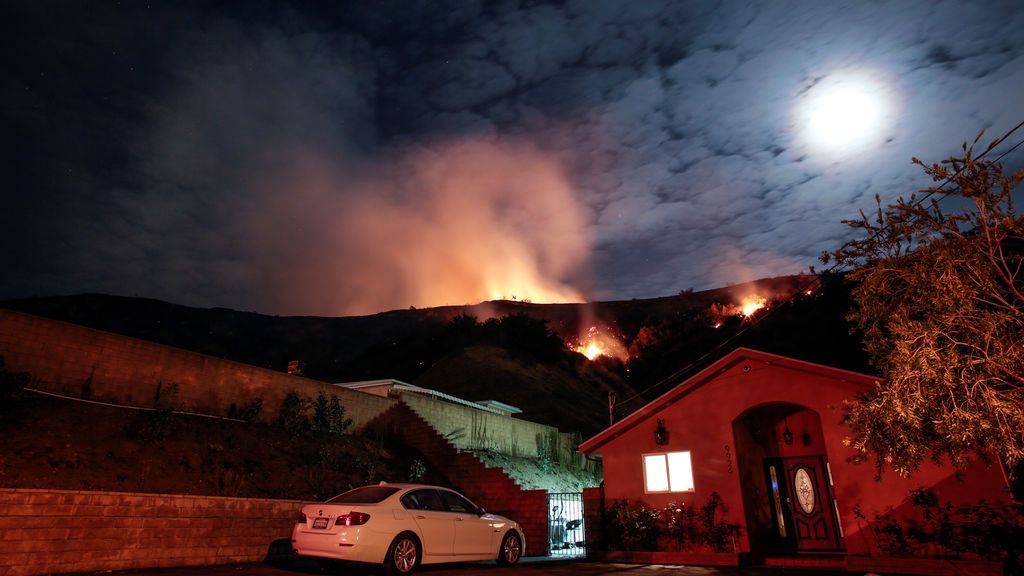 El fuego amenaza a centenares de casas en Los Ángeles