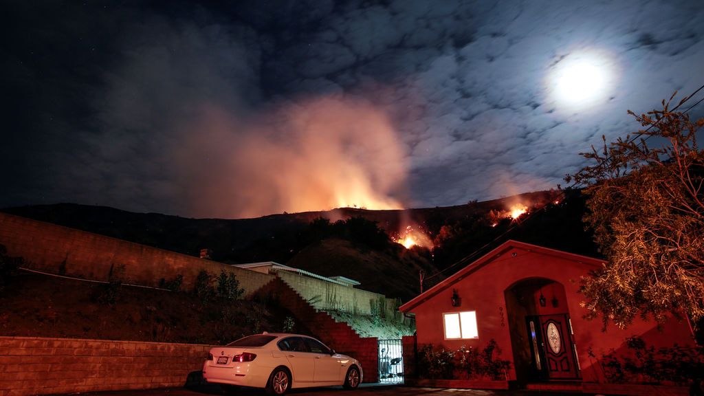 El fuego amenaza a centenares de casas en Los Angeles