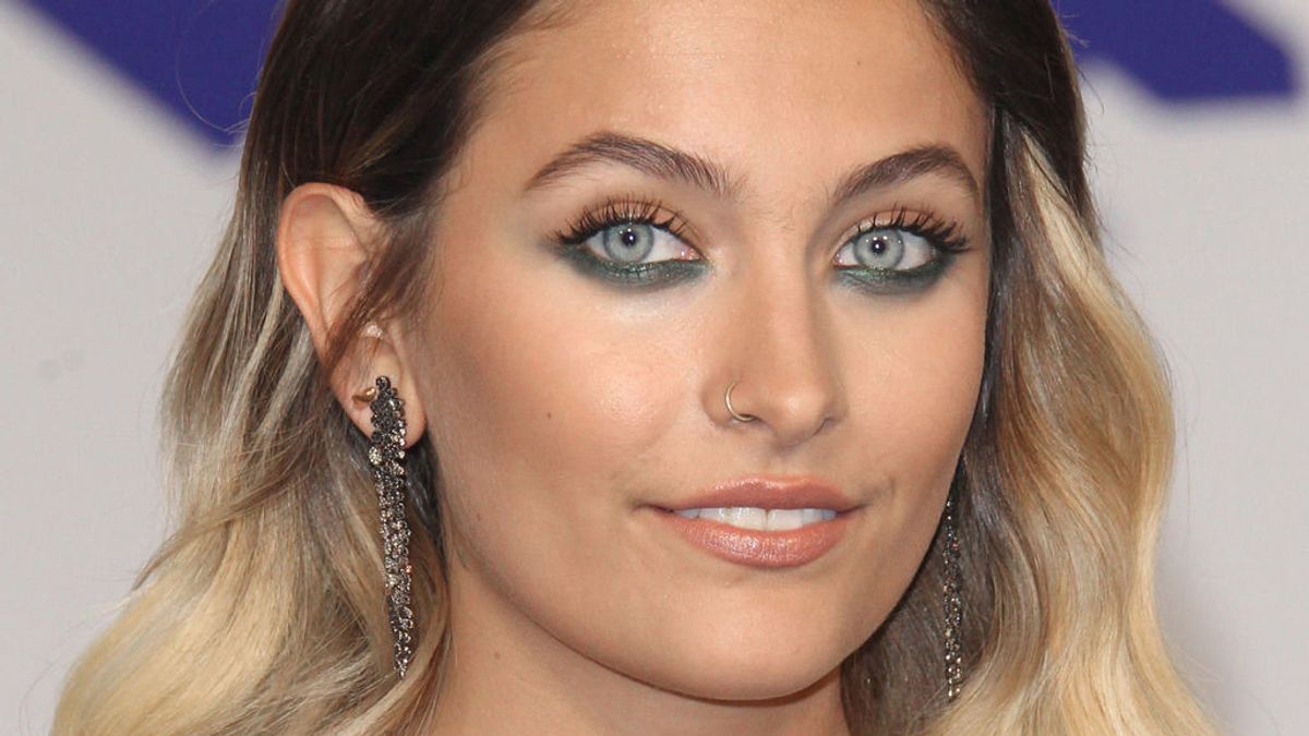 Paris Jackson muestra su nuevo tatuaje en las redes sociales y se marca 'topless'