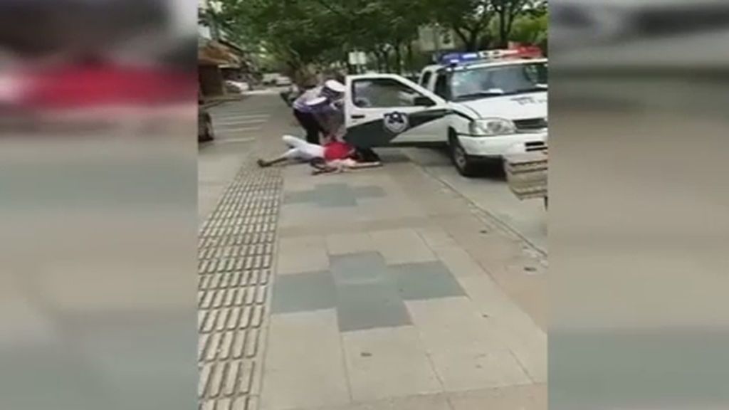 Brutal placaje de la policía a una madre y su bebé