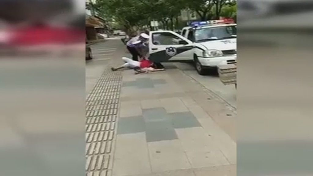 Brutal placaje de la policía a una madre y su bebé