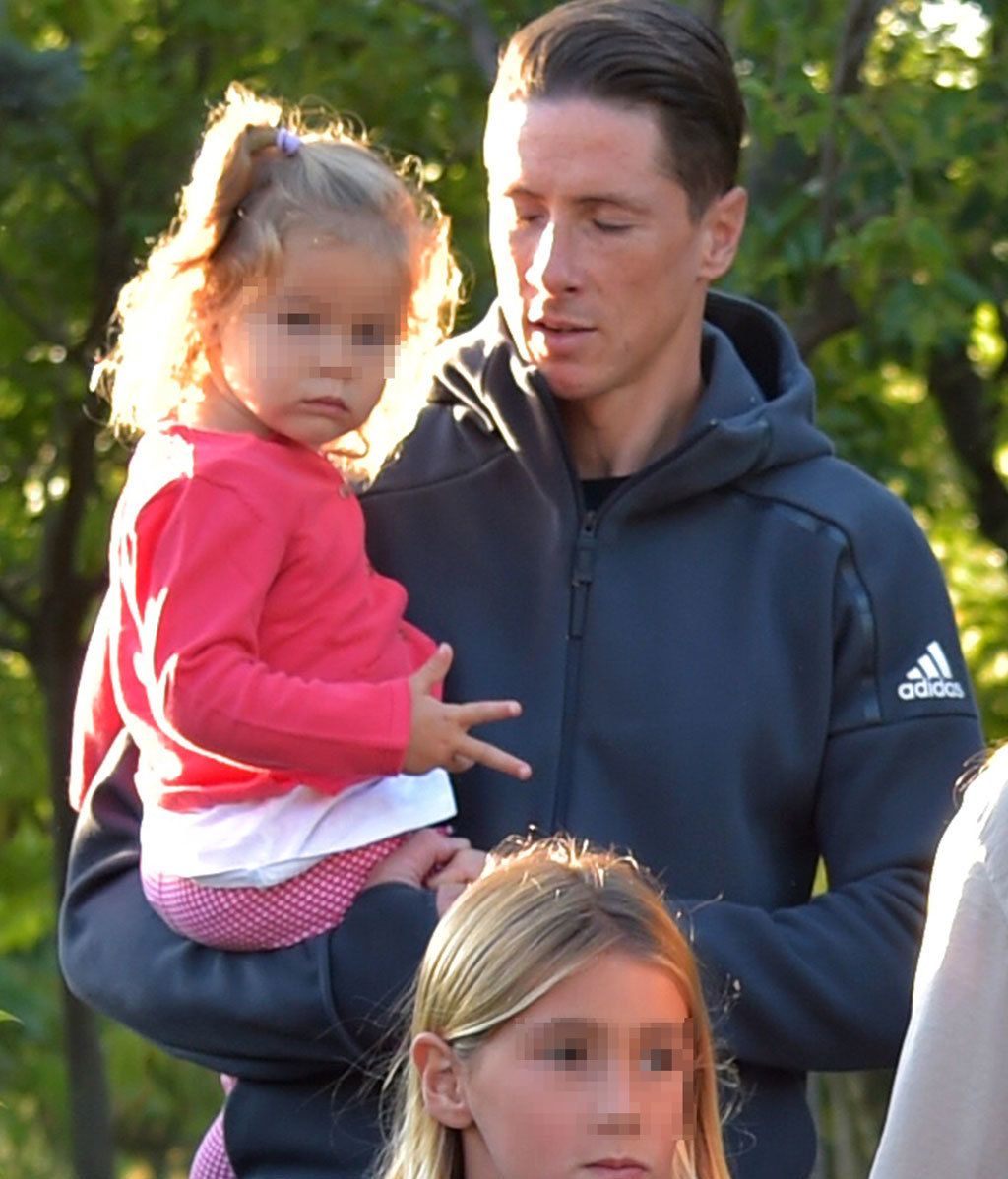 La pequeña de la familia, Elsa, acompañó a sus hermanos en los brazos de papá