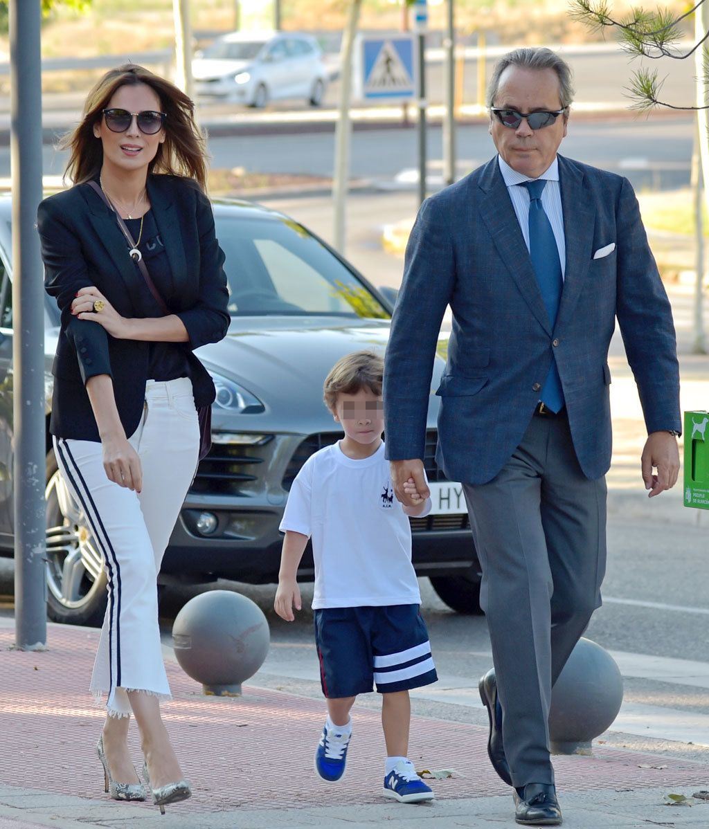 Mar Saura y Javier Revuelta junto a su segundo hijo, Javier, de 4 años