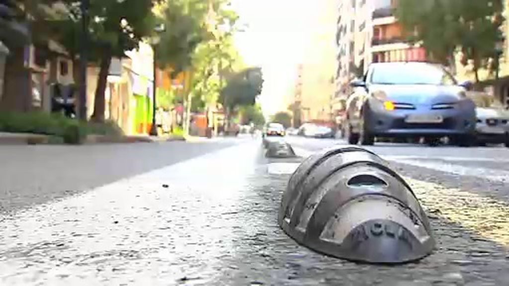 Las balizas que separan el carril bus enfadan a ciclistas y motoristas en Valencia