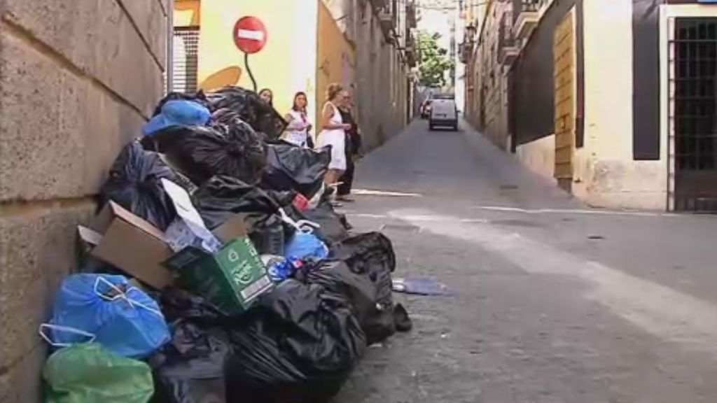 La basura y el mal olor invaden las calles de Alicante por la huelga de los trabajadores de limpieza