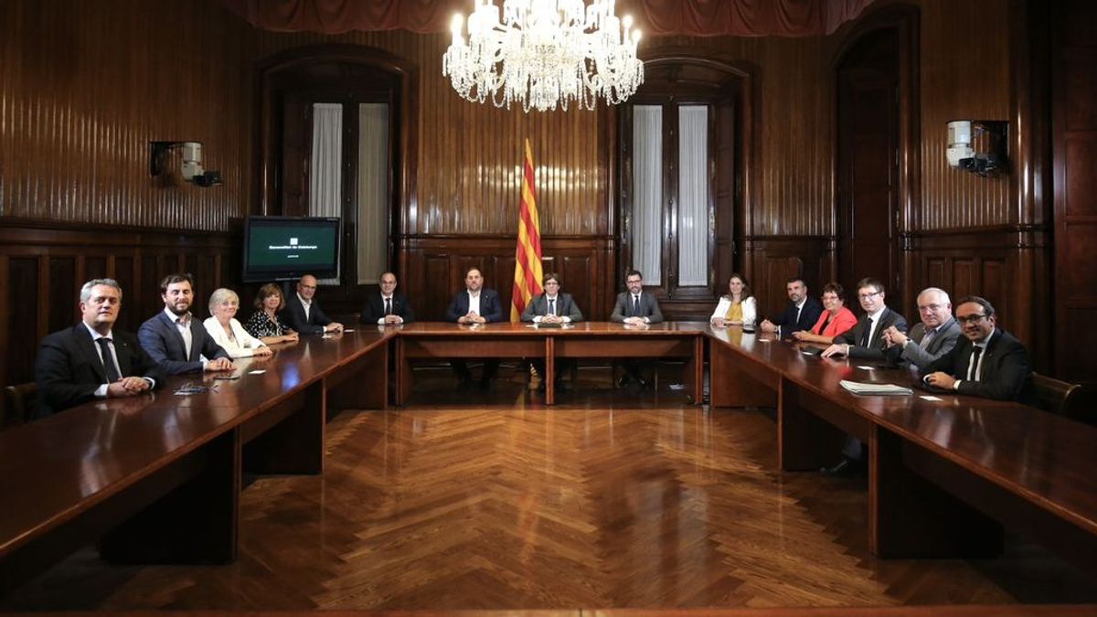 El Govern de la Generalitat en pleno firma la convocatoria del referéndum
