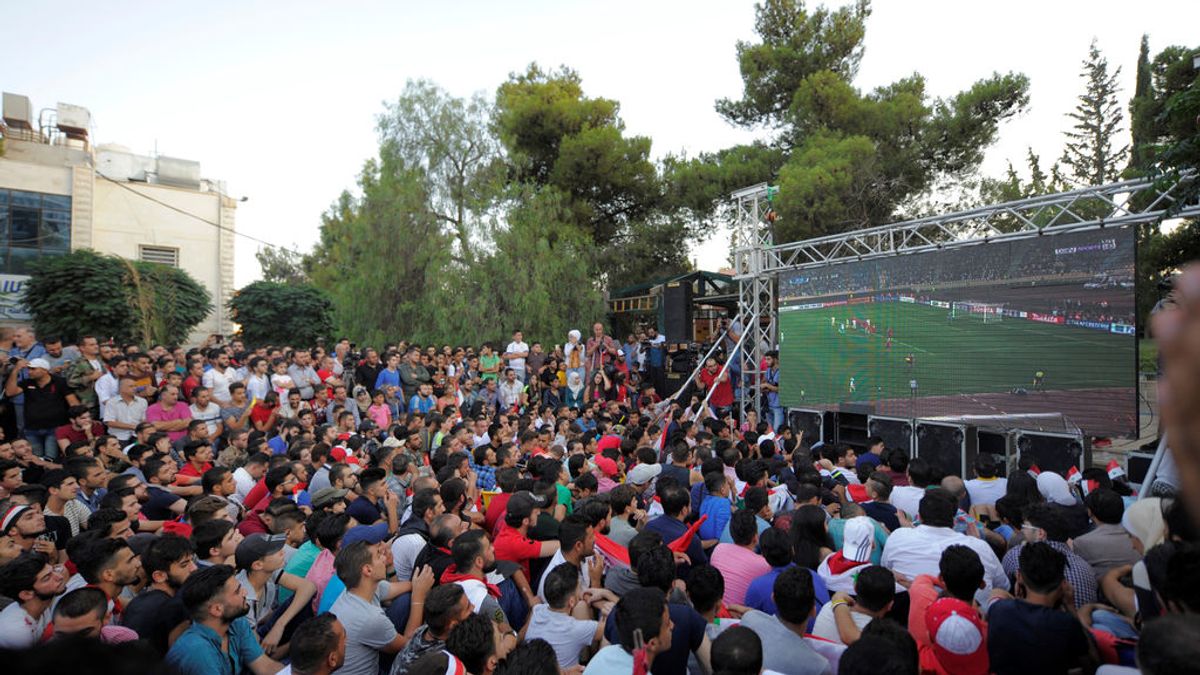 ¡Una alegría en medio del horror! Las lágrimas del comentarista sirio con el gol que les mete en la repesca ¡Una alegría en medio del horror! Las lágrimas del comentarista sirio con el gol que les mete en la repesca