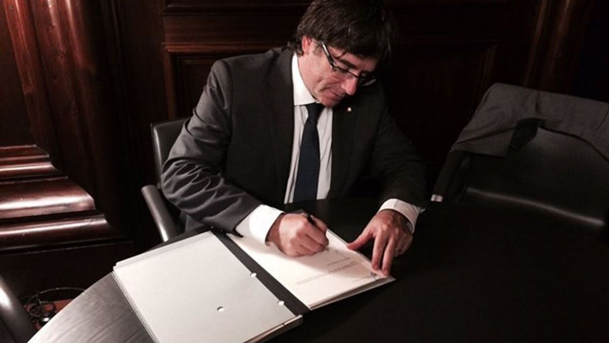 Puigdemont firma y promulga la ley del referéndum