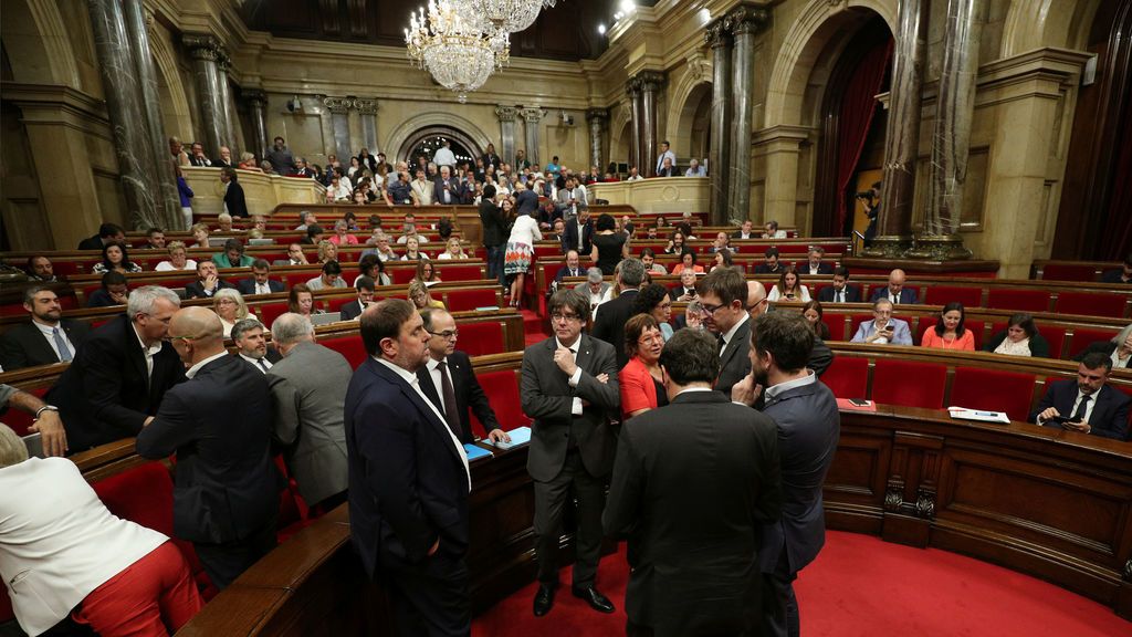 Puigdemont habla durante un descanso en el Parlamento Catalán